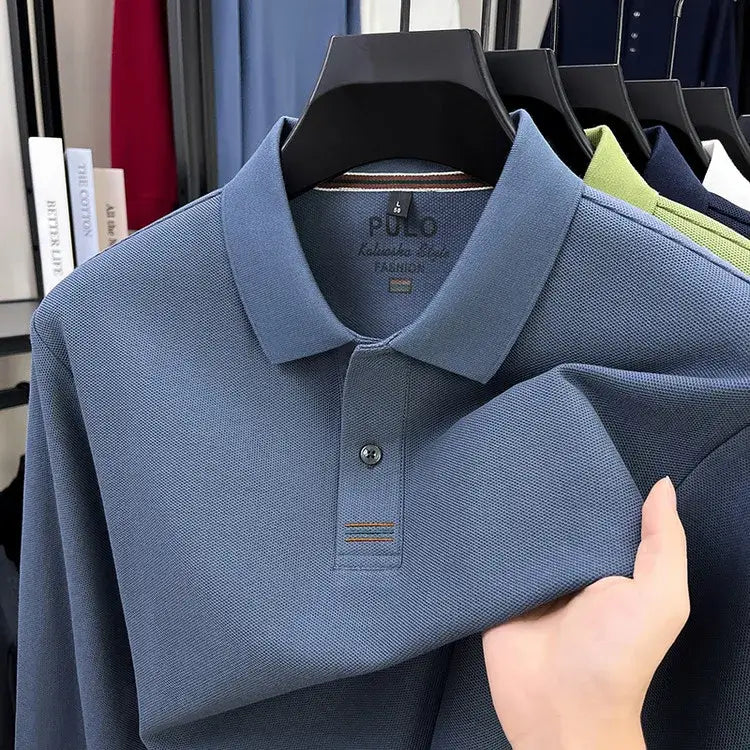 camisa polo masculina manga longa com tecido piquet respirável exibida em cabide mostrando textura tecnológica do tecido