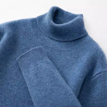 Suéter masculino gola alta em cashmere  escuro com textura macia e visual elegante para inverno