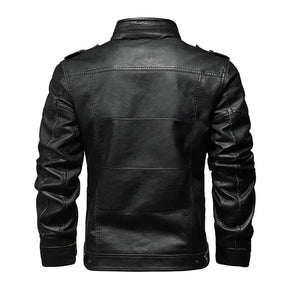 jaqueta masculina preta estilo couro biker com gola alta e bolsos com zíper