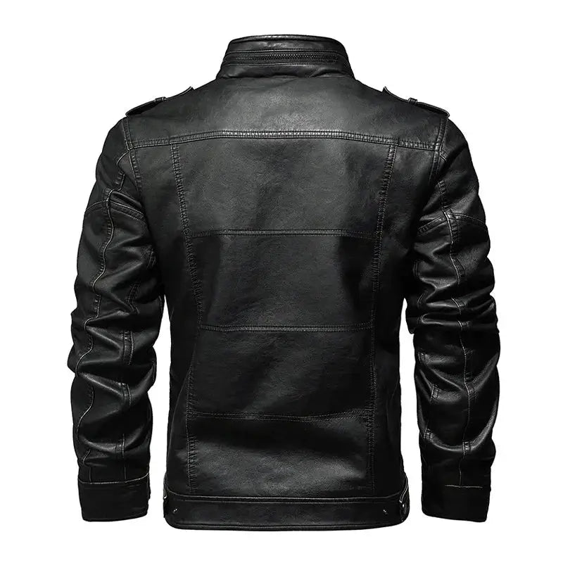 jaqueta masculina preta estilo couro biker com gola alta e bolsos com zíper