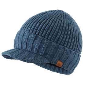 Gorro Masculino Denver preto em tricô canelado com aba frontal e proteção térmica para inverno.