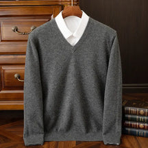 Suéter masculino em cashmere com gola V elegante usado com camisa social para look sofisticado de inverno