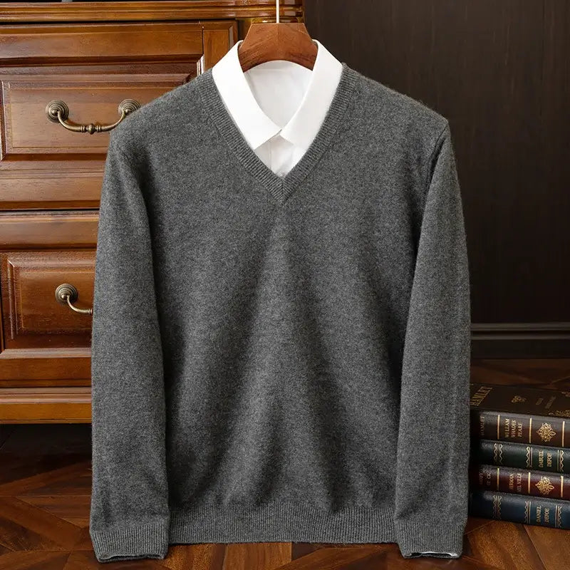 Suéter masculino em cashmere com gola V elegante usado com camisa social para look sofisticado de inverno