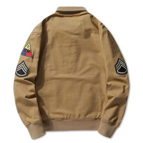 Jaqueta bomber masculina bege estilo militar casual com fechamento em zíper e detalhes aplicados nas mangas.
