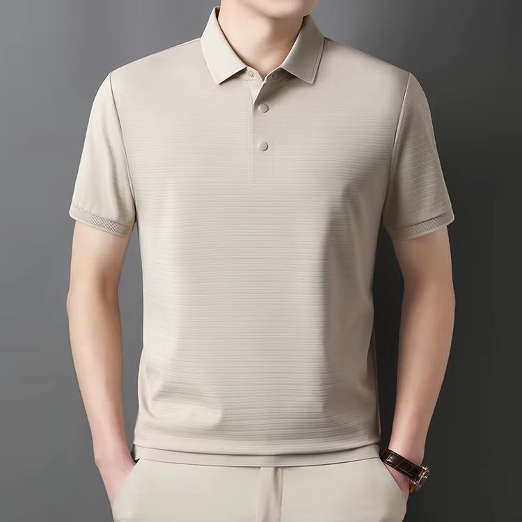 camisa polo masculina jacquard com textura 3d e tecido tecnológico respirável exibida em cabide mostrando detalhes do tecido