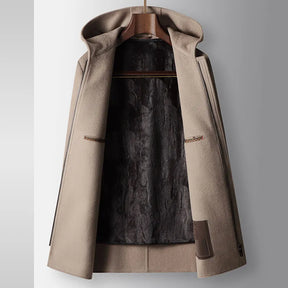 Sobretudo masculino bege em lã com capuz, modelo elegante com fechamento em zíper e design minimalista para inverno.