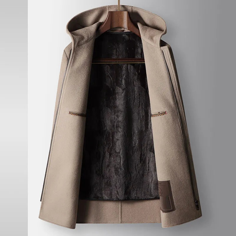 Sobretudo masculino bege em lã com capuz, modelo elegante com fechamento em zíper e design minimalista para inverno.