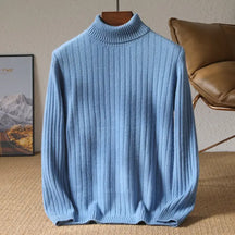 Suéter masculino gola alta azul claro em lã merino com textura canelada e visual elegante para inverno