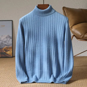 Suéter masculino gola alta azul claro em lã merino com textura canelada e visual elegante para inverno