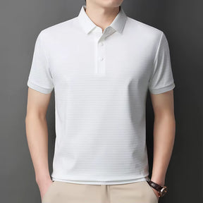 camisa polo masculina jacquard com textura 3d e tecido tecnológico respirável exibida em cabide mostrando detalhes do tecido
