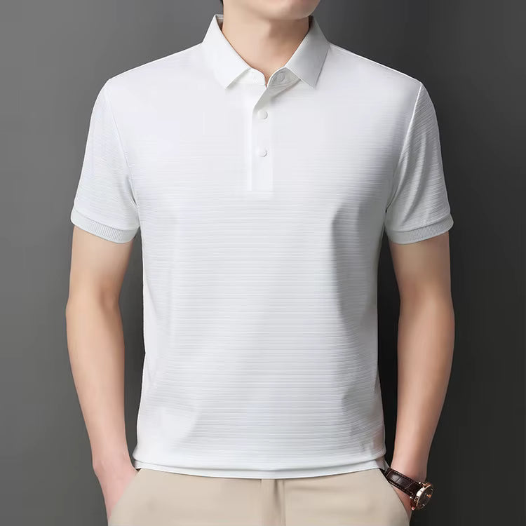 camisa polo masculina jacquard com textura 3d e tecido tecnológico respirável exibida em cabide mostrando detalhes do tecido