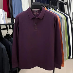 camisa polo masculina manga longa com tecido piquet respirável exibida em cabide mostrando textura tecnológica do tecido