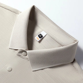 camisa polo masculina jacquard com textura 3d e tecido tecnológico respirável exibida em cabide mostrando detalhes do tecido