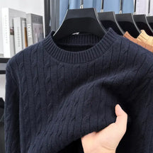 Suéter masculino azul marinho em tricot trançado com gola careca e textura elegante para inverno
