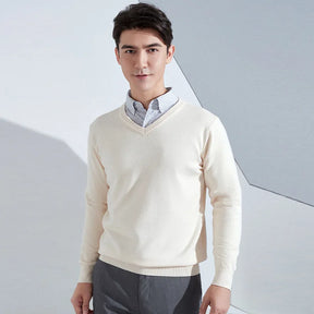 Suéter masculino com gola V usado sobre camisa social para look elegante e sofisticado