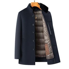 Sobretudo masculino escuro com gola estruturada e forro interno acolchoado removível ideal para inverno elegante