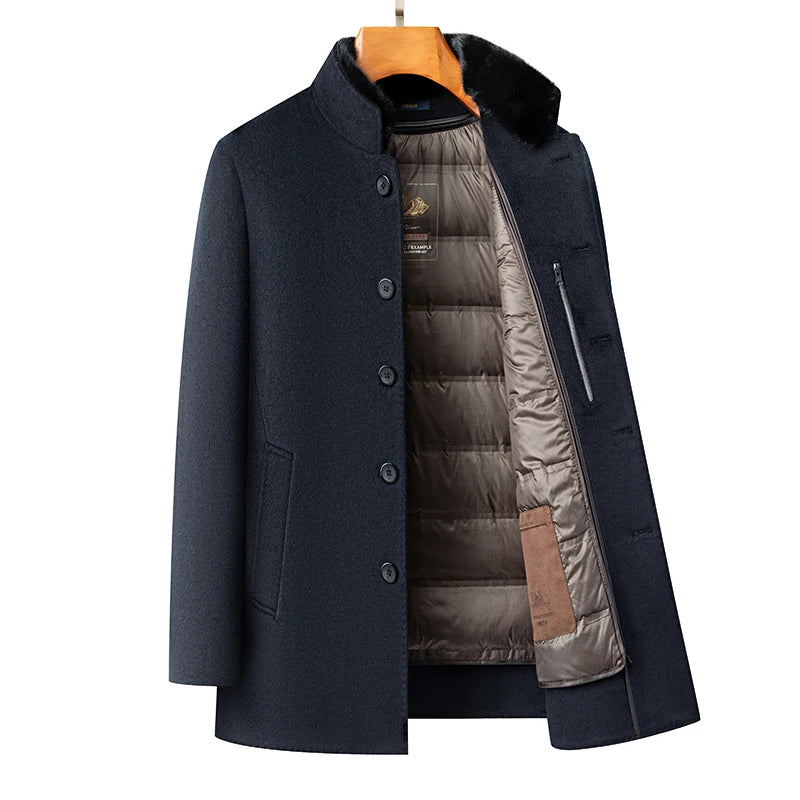 Sobretudo masculino escuro com gola estruturada e forro interno acolchoado removível ideal para inverno elegante