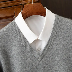 Suéter masculino em cashmere com gola V elegante usado com camisa social para look sofisticado de inverno