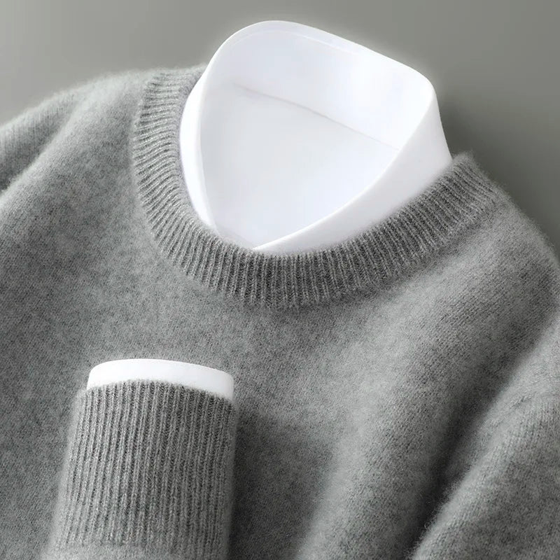 Suéter masculino em lã australiana  com gola careca e textura macia para uso elegante no dia a dia