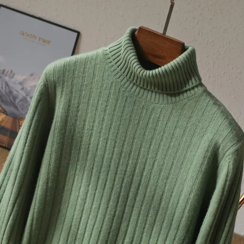 Suéter masculino gola alta em lã merino com textura canelada e visual elegante para inverno
