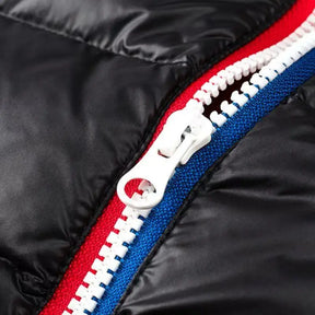 Colete puffer masculino preto com gola alta e fechamento em zíper com enchimento em pluma para inverno