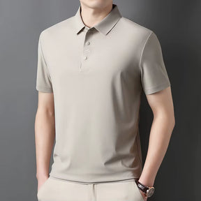 camisa polo masculina bege com tecido tecnológico respirável e proteção uv exibindo textura do tecido em detalhe