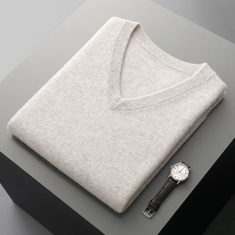 Colete masculino em lã  com gola V dobrado sobre superfície minimalista com visual elegante