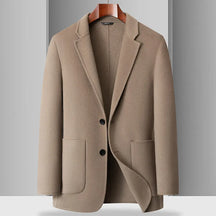 Blazer masculino bege em lã com lapela clássica e fechamento por botões ideal para meia estação
