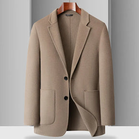 Blazer masculino bege em lã com lapela clássica e fechamento por botões ideal para meia estação