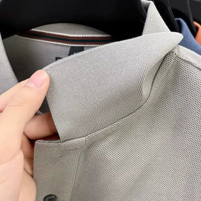 camisa polo masculina manga longa com tecido piquet respirável exibida em cabide mostrando textura tecnológica do tecido
