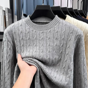 Suéter masculino em tricot trançado com gola careca e textura elegante para inverno