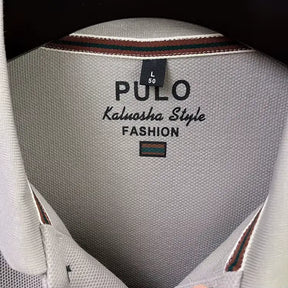 camisa polo masculina manga longa com tecido piquet respirável exibida em cabide mostrando textura tecnológica do tecido