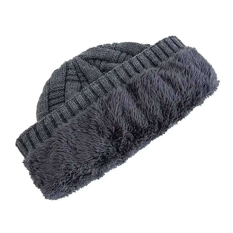 Gorro Térmico Nordic em tricô trabalhado com forro interno quente para dias frios.