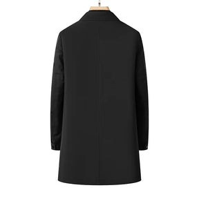 Sobretudo masculino preto com forro interno removível acolchoado em pluma, modelo longo elegante para inverno.
