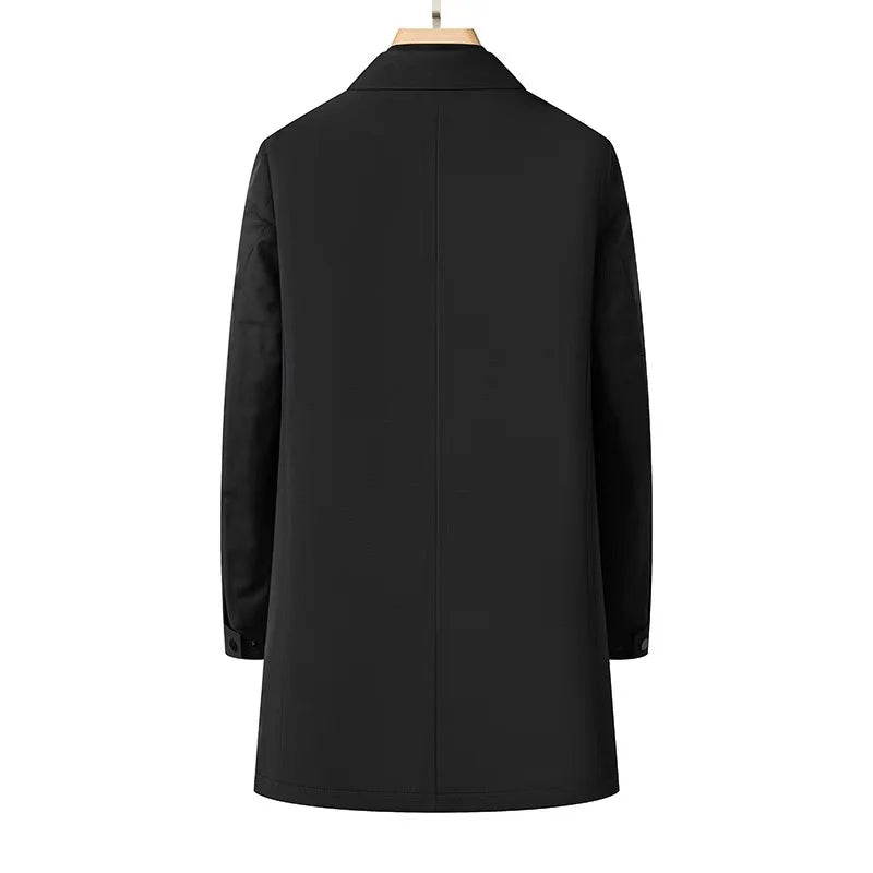 Sobretudo masculino preto com forro interno removível acolchoado em pluma, modelo longo elegante para inverno.