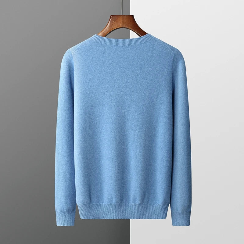 Suéter masculino em lã merino azul claro com gola careca e acabamento minimalista elegante para inverno