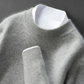 Suéter masculino em cashmere cinza claro com gola alta e textura macia elegante para inverno sofisticado