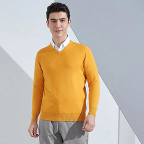 Suéter masculino com gola V usado sobre camisa social para look elegante e sofisticado