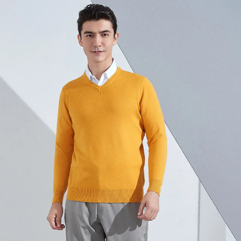 Suéter masculino com gola V usado sobre camisa social para look elegante e sofisticado