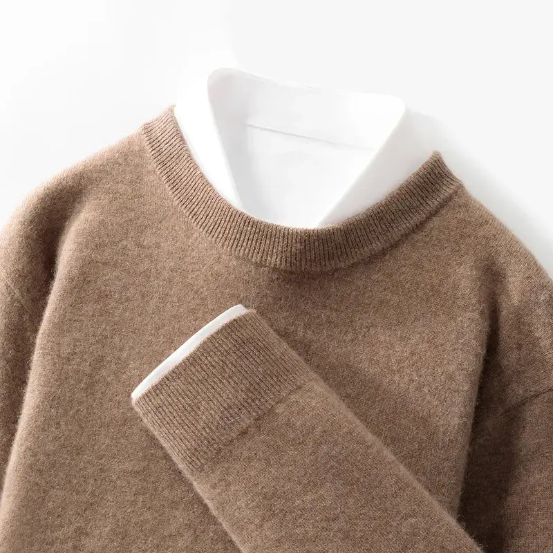 Suéter masculino em lã  com gola careca e textura macia ideal para inverno elegante