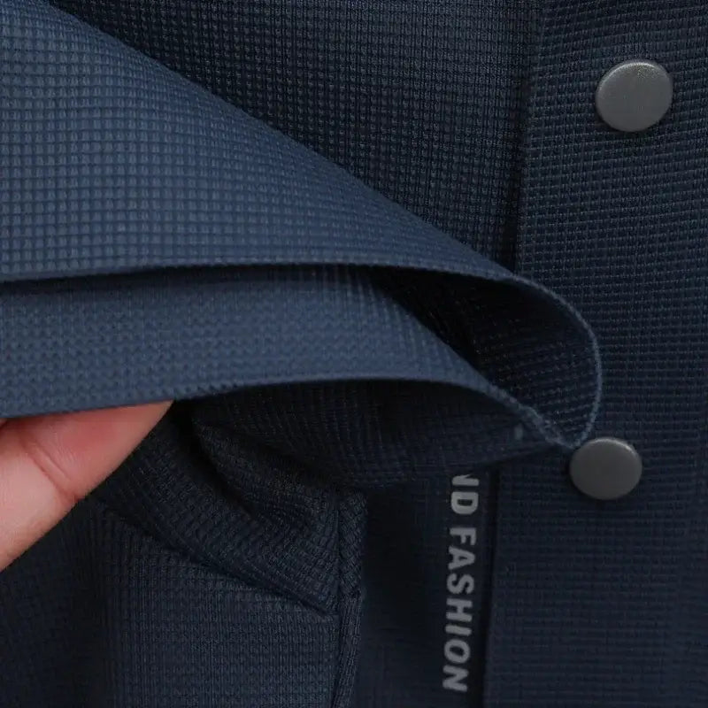 camisa polo masculina azul marinho com tecido tecnológico respirável e elasticidade exibida em cabide mostrando textura do tecido