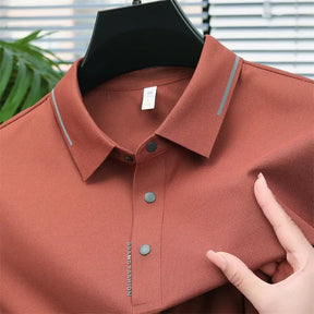 camisa polo masculina azul marinho com tecido tecnológico respirável e elasticidade exibida em cabide mostrando textura do tecido