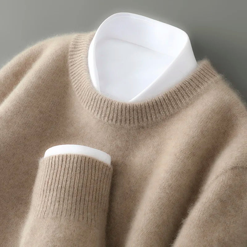 Suéter masculino em lã australiana  com gola careca e textura macia para uso elegante no dia a dia