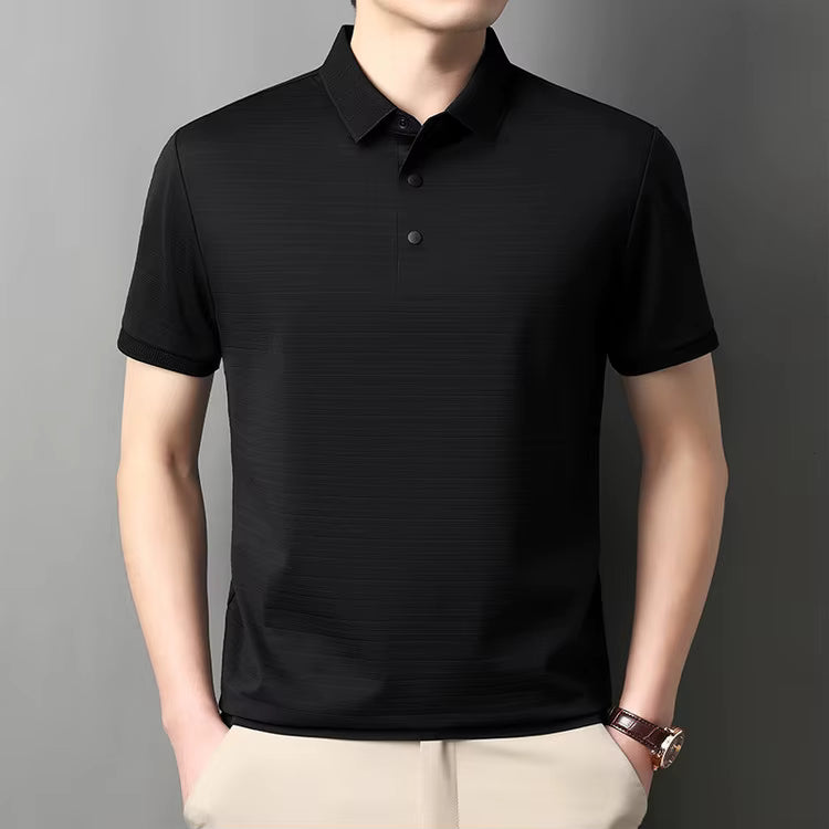 camisa polo masculina jacquard com textura 3d e tecido tecnológico respirável exibida em cabide mostrando detalhes do tecido