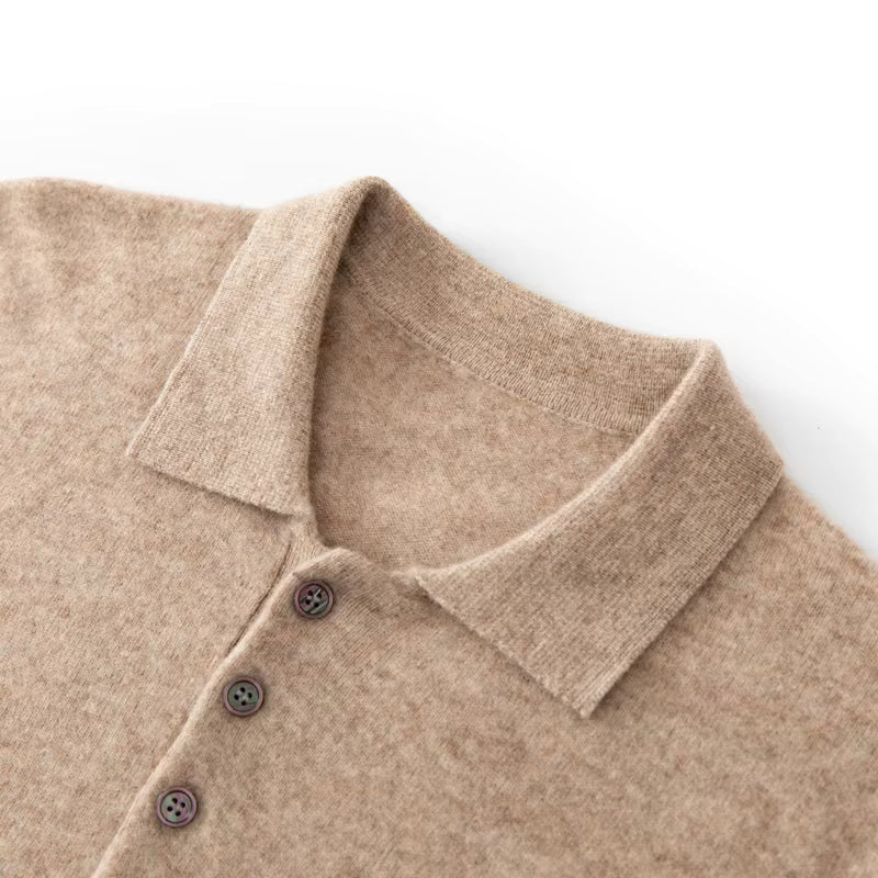 Suéter masculino em lã merino com gola polo e botões frontais dobrado com acabamento elegante