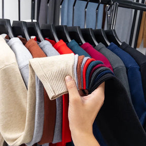 suéter masculino gola redonda várias cores pendurados cabide estilo casual inverno confortável