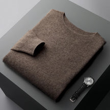 Suéter masculino em lã merino com gola careca e acabamento minimalista elegante para inverno