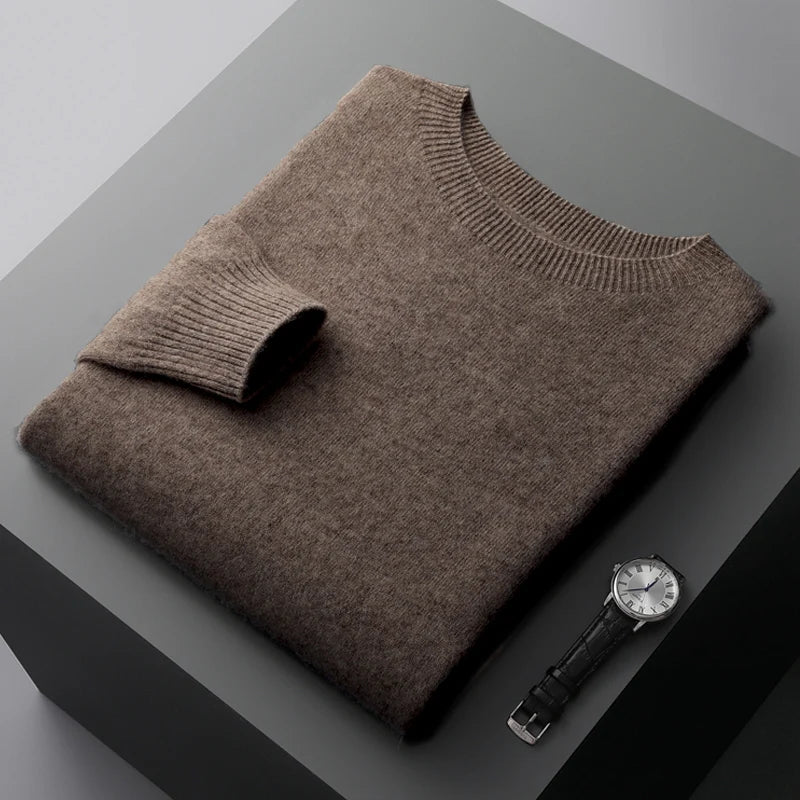 Suéter masculino em lã merino com gola careca e acabamento minimalista elegante para inverno