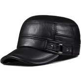 Boné masculino marrom em couro legítimo estilo militar vintage com aba curva e acabamento premium.