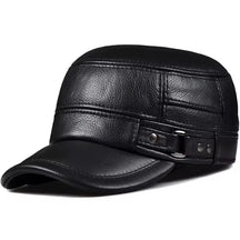 Boné masculino marrom em couro legítimo estilo militar vintage com aba curva e acabamento premium.
